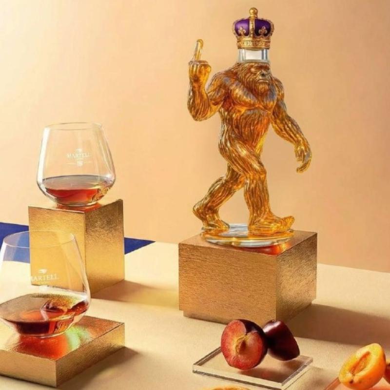 Стеклянная бутылка для виски изображающие Бигфута