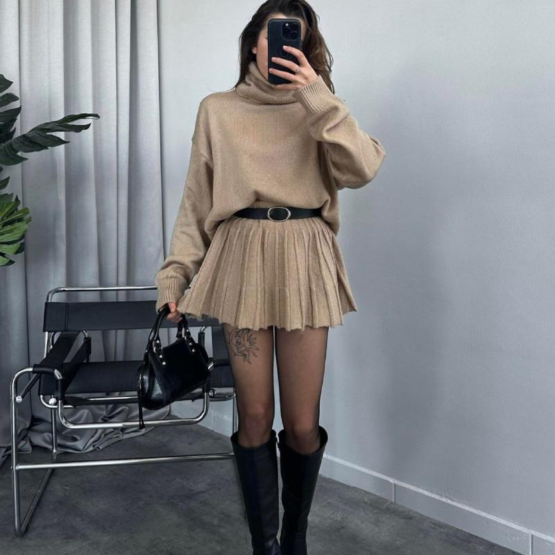 Женский вязаный костюм со свитером оверсайз и юбкой плиссе мини.