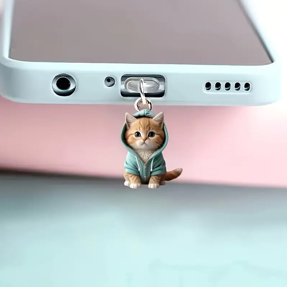 Рыжий котик в зеленом худи /  порт Apple  Рыжий котик в зеленом худи /  порт Apple